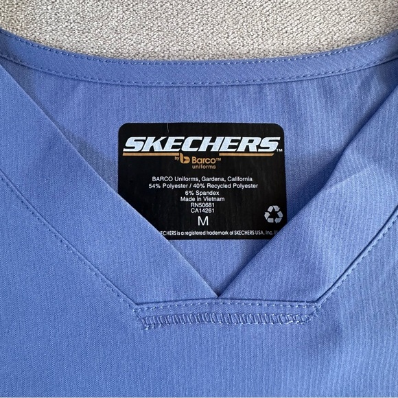 Skechers Men’s Aspire 5 Pocket V Neck Scrub Top. Ciel Blue. Medium. - Picture 4 of 6